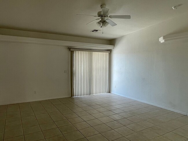 Building Photo - LAKE1335