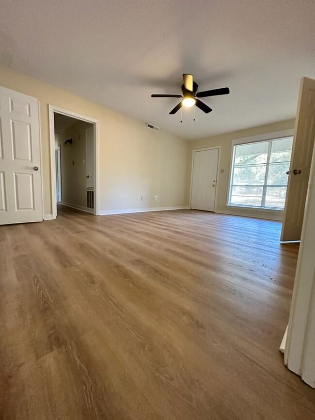 Building Photo - COMING SOON!! 3 Bed/2 Bath Home in Northea...