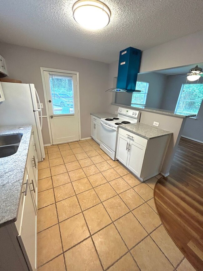 Building Photo - Two-Bedroom, One-Bathroom Oasis with Moder...