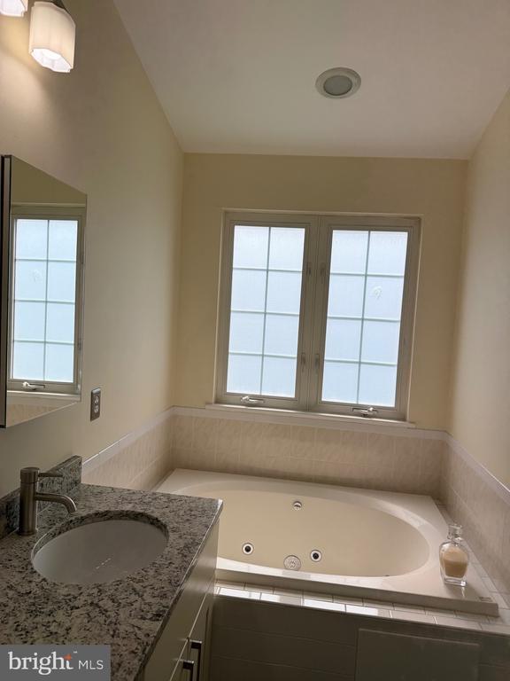 Building Photo - 20914 Rosebay Pl
