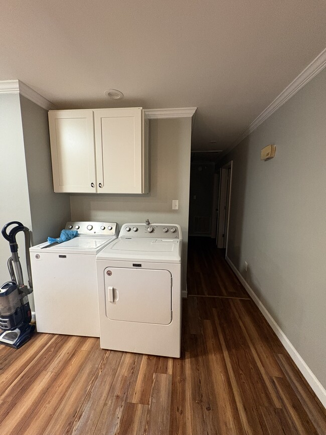 Building Photo - 901 James St