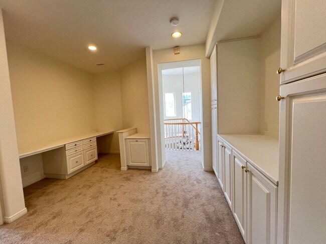 Building Photo - Luxury En Suite Living & Panoramic Views