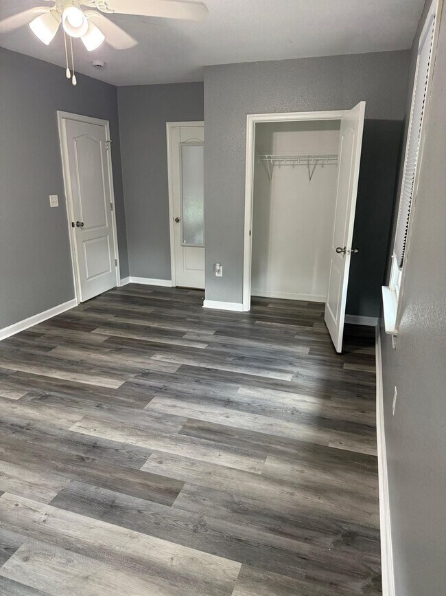 Building Photo - 4 bedroom 3 baths single family house clos...