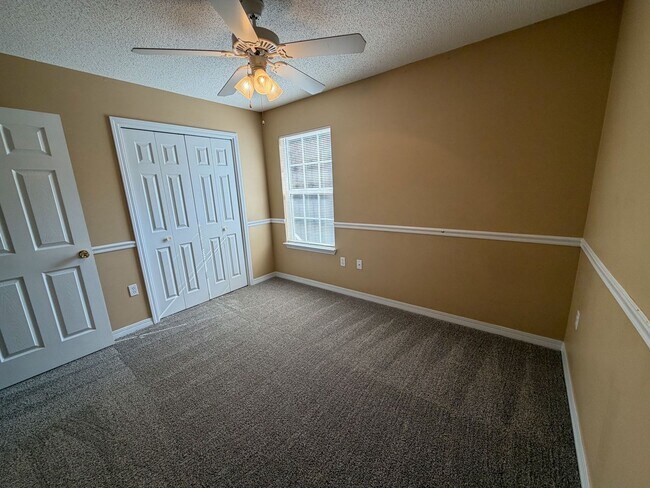 Building Photo - 3/2 Move-in Ready