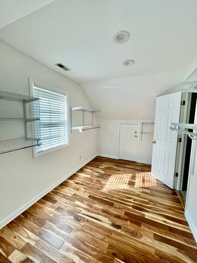 Building Photo - Welcome to view, a charming 4-bedroom, 2-bathroom home located in the heart of Charlotte, NC.
