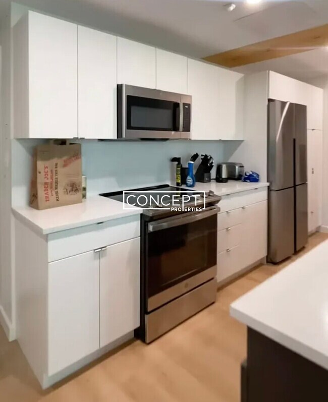 Primary Photo - 17 E Lenox St