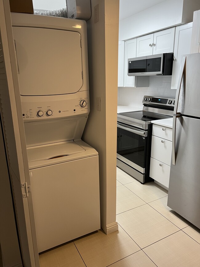 Building Photo - 625 S Royal Crest Cir