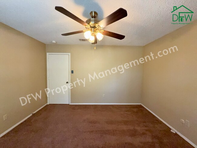 Building Photo - Charming 3-Bedroom Home with Fenced Backyard & Fireplace in Arlington!