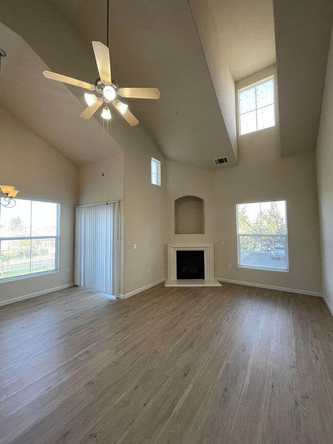 Building Photo - Vessona: Desirable Gated Community: 2bdrm 2bath with Loft!