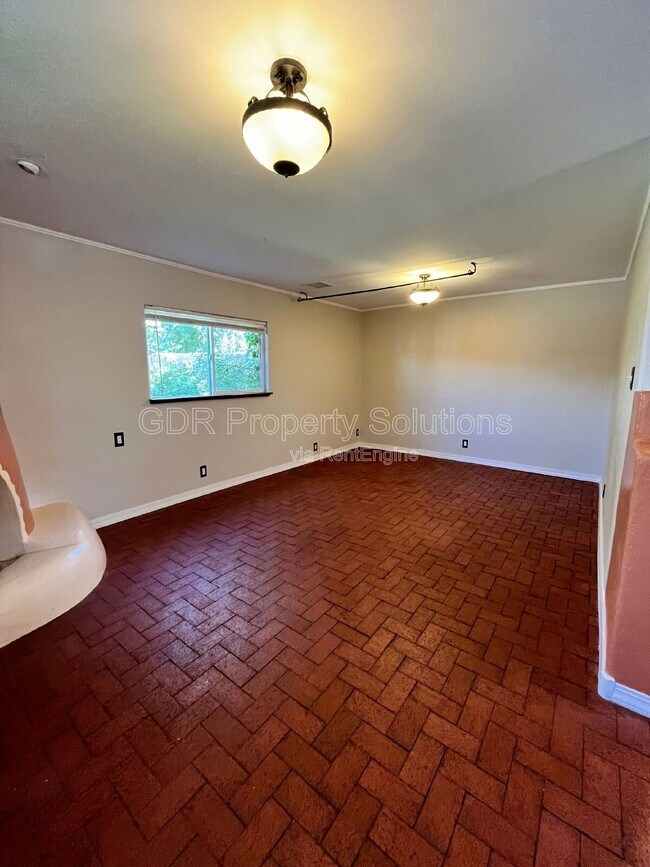 Building Photo - 2440 1/2 Rose Avenue Northwest