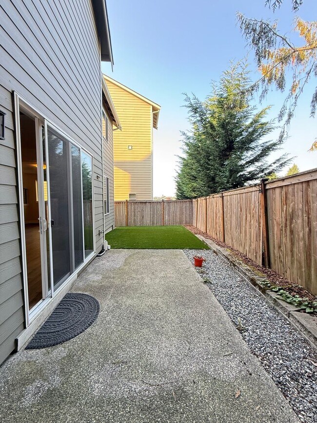 Building Photo - Modern 4 Bed, 3.5 Bath Lynnwood Home – Pri...