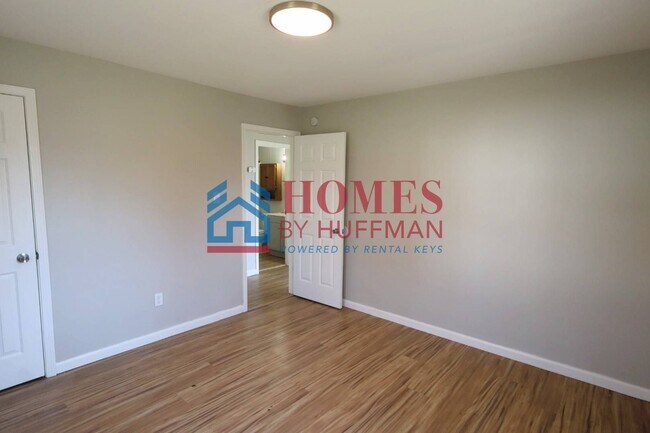 Building Photo - Three Bedroom House | Move in Ready