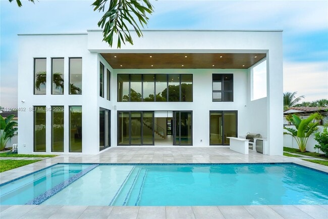 Building Photo - 333 NE Spanish Ct