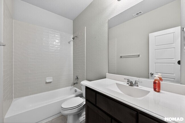 Building Photo - Spacious 4Bd/3Bath House in Little Elm