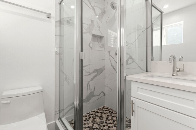 Interior Photo - 1032-1038 N Oxford Ave