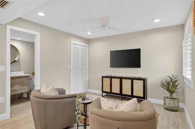 Building Photo - 160 Marina Del Rey Ct