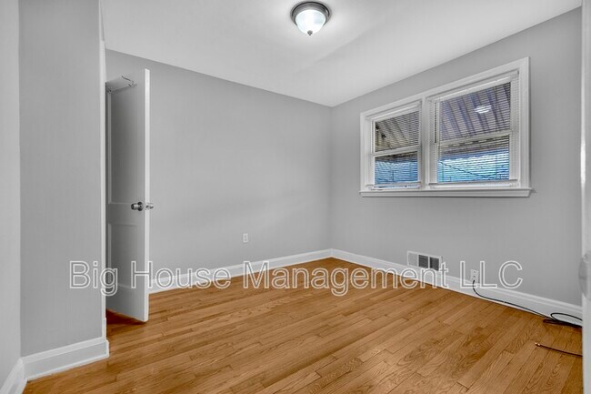 Building Photo - 4310 Roberton Ave