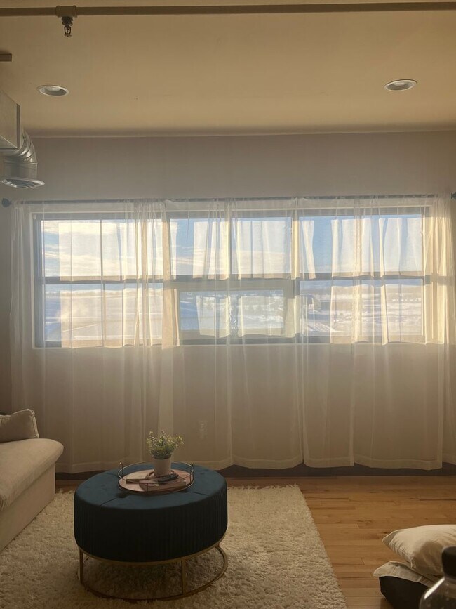 Building Photo - Elegant All Inclusive Fully Furnished Studio On Top Floor