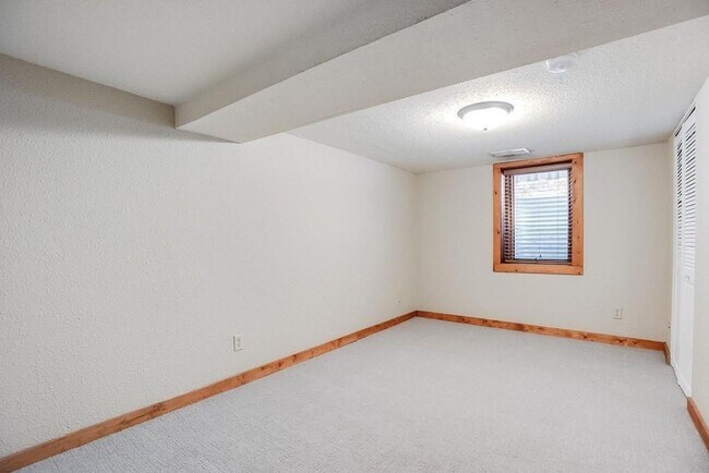 Building Photo - 6 bedroom 2 bathroom available 06/01/2026