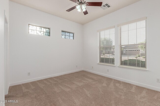 Building Photo - 5811 W Bonanza Ln