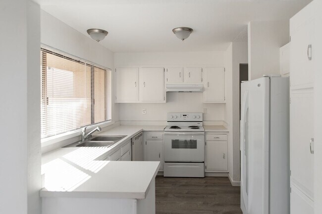 Building Photo - 3 bedroom, 1.5 bathroom townhome