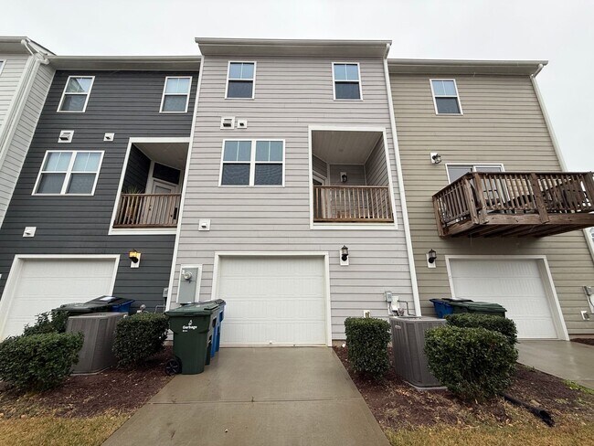 Building Photo - Stunning 3BD, 3.5BA Raleigh Townhome in the Desirable 5401 North Community Within Walking Distanc...