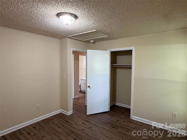 Building Photo - 2220 Laburnum Ave