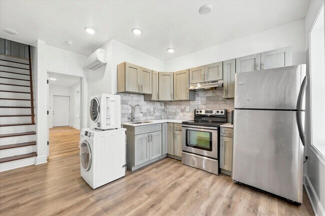 Building Photo - 2BR/3BA House | Kensington