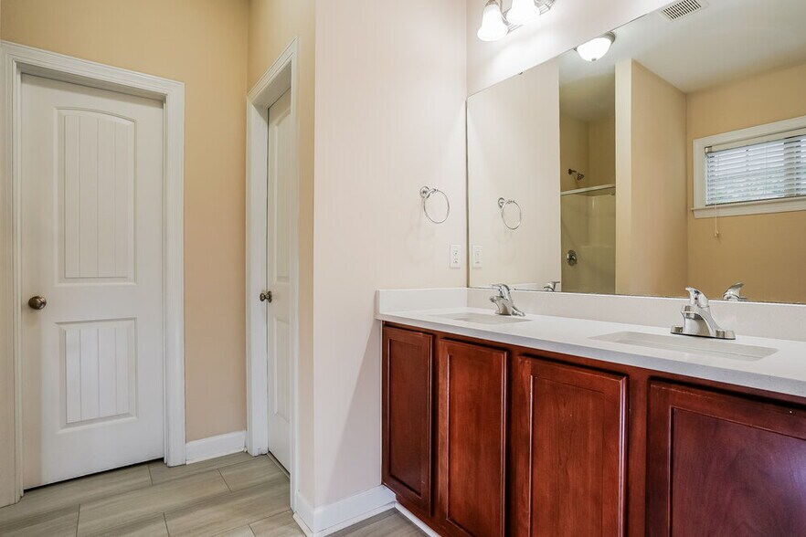 Building Photo - 805 New Charleston Dr