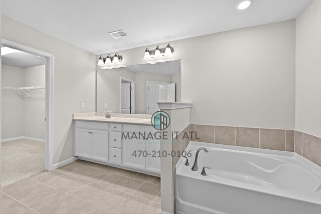 Building Photo - A beautifully maintained 3-bedroom, 3.5-ba...