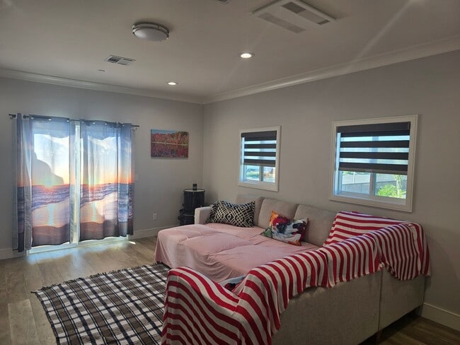 Building Photo - Fully Furnished 2 Bed, 2 Bath Townhome – 5...