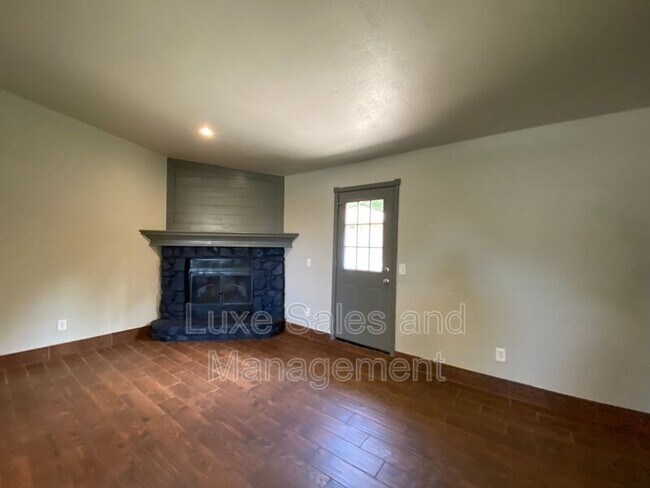 Building Photo - 910 Oak Hill Rd