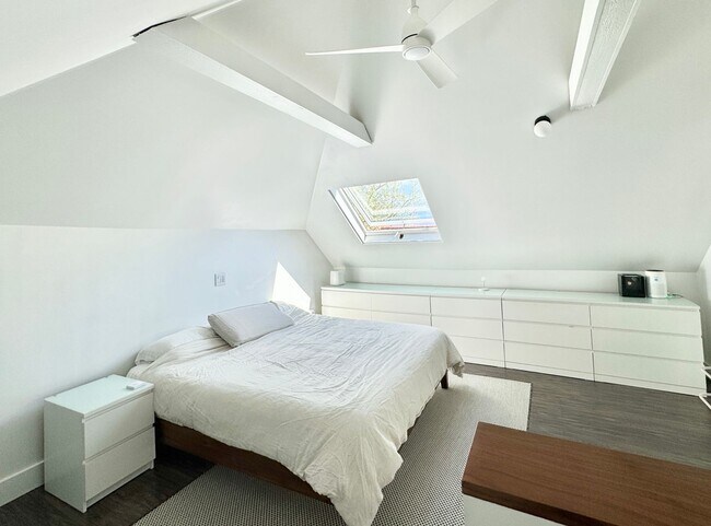 Building Photo - Gorgeous Avenues Remodel!