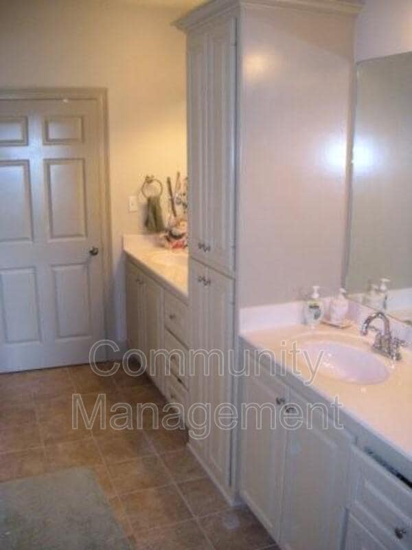 Building Photo - 2969 Northbank Dr