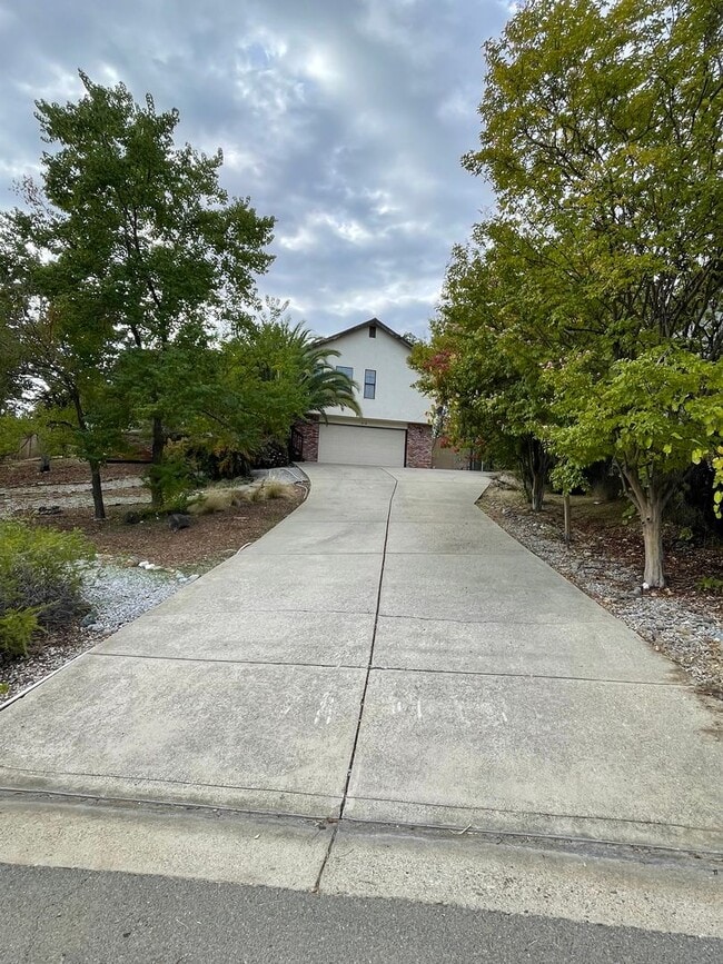 Building Photo - COUNTRY OAKS SUBDIVSION LARGE 3 BED 2 BATH...