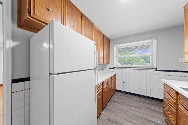 Building Photo - 2 bedroom Single Family Home with Fenced i...