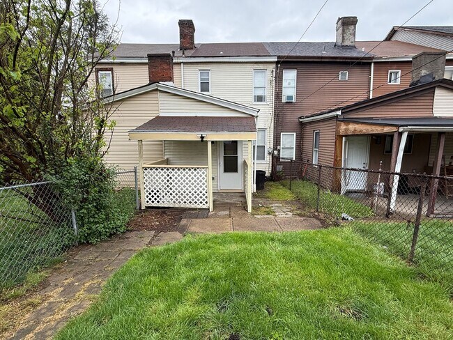Building Photo - Cozy Home - Munhall