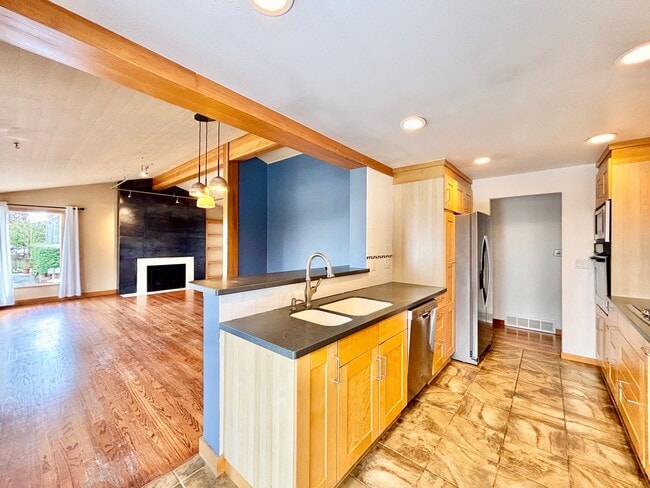 Building Photo - Stunning Mountain View Mid-Century Home in Prestigious Clyde Hill