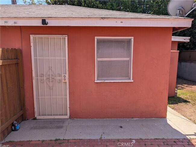 Building Photo - 6220 1/2 S Fairfax Avenue Unit