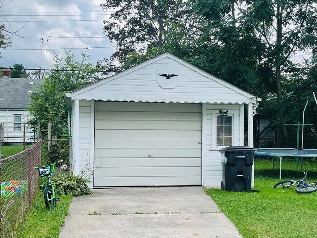 Building Photo - 3 Bedroom one and a half bath Rent Ready s...