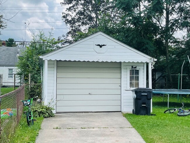 Building Photo - 3 Bedroom one and a half bath Rent Ready section 8 Welcome