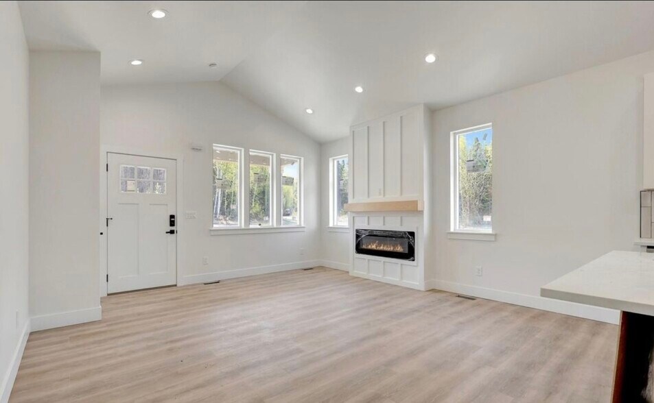 Building Photo - 2631 N Prospect Dr