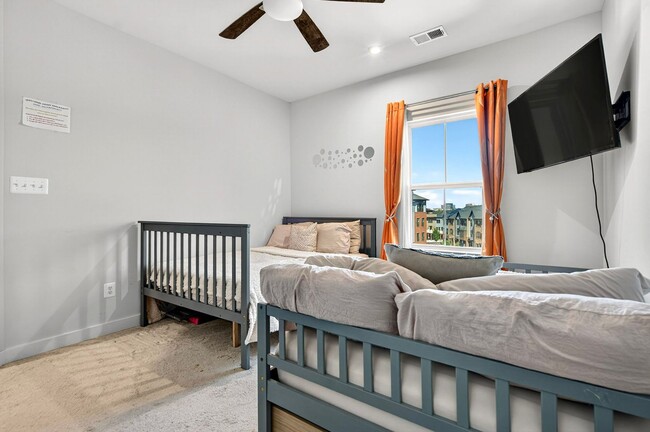 Building Photo - Luxurious 3 Bed 2.5 Bath Townhome In Beautiful Foster's Glen