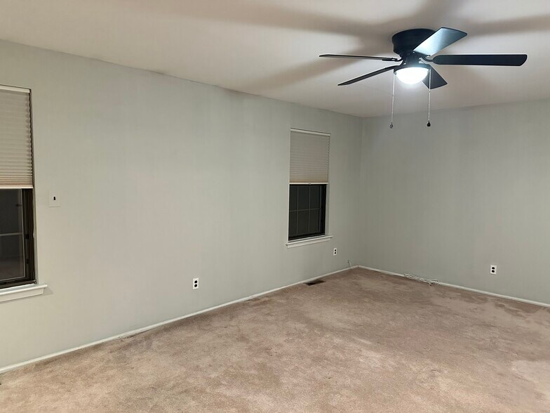 Building Photo - 32 E Oleander Dr