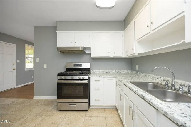 Building Photo - Charming Renovated Ranch – Turn-Key Ready in a Prime Raleigh Location