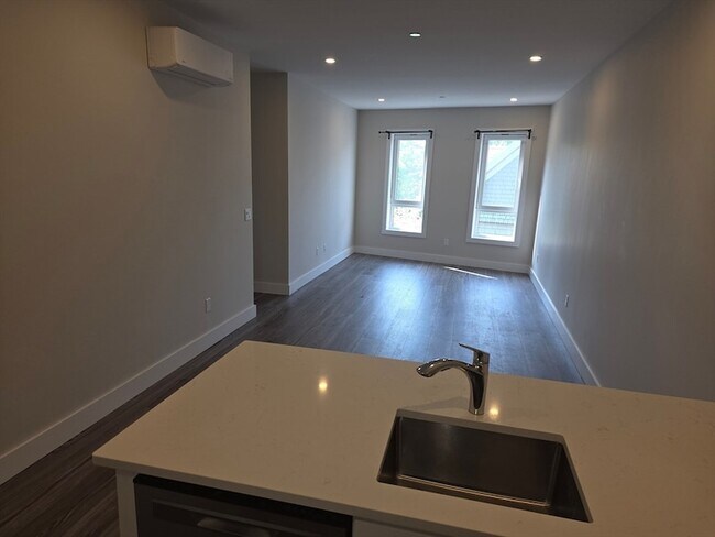 Building Photo - 64 Tolman St