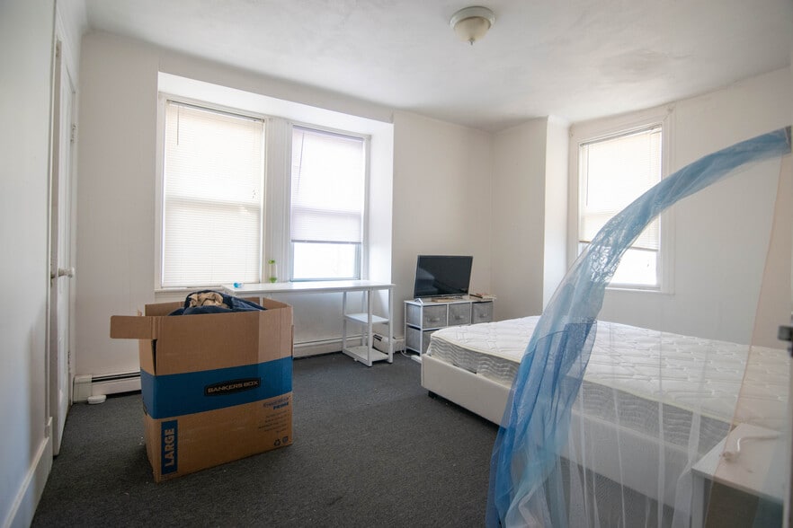 Building Photo - 46 Gardner St