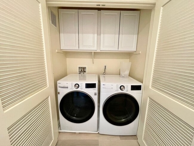 Building Photo - Stunning 2 Bedroom/2.5 Bath Furnished Town...