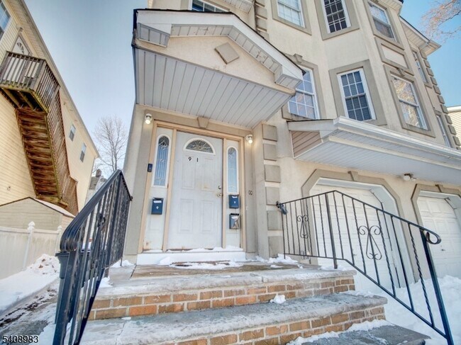 Building Photo - 91 William St