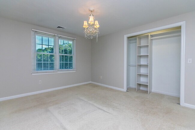 Building Photo - 24 Longshank Cir
